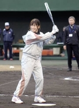 渋野がソフトボール大会で交流　女子ゴルフ「来年のパワーに」