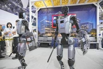 中国、治安維持向けロボット開発　警棒や盾装備し威圧感、試験運用