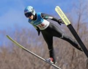 伊藤有希が3連覇、高梨沙羅3位　全日本ジャンプNH