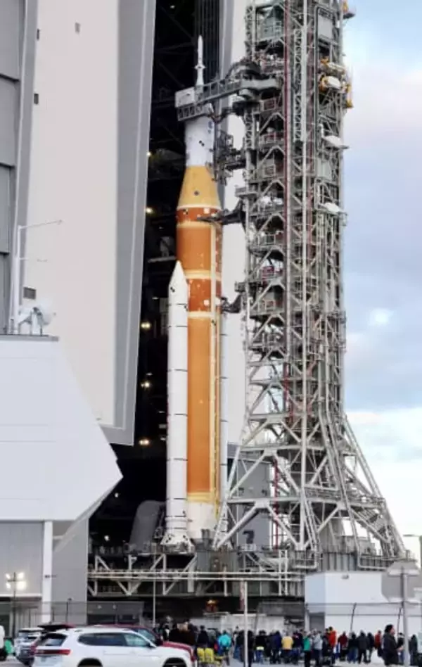 有人月周回飛行へ機体公開　NASA2月にも打ち上げ