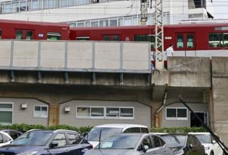 近鉄京都駅で普通電車が脱線　けが人なし、徒歩で移動