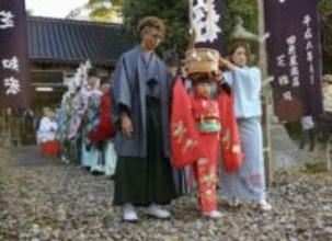 頭におひつ載せ、巫女が練り歩き　和歌山・串本で「ねんねこ祭り」