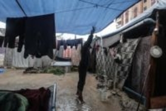 ガザで乳児が凍死と報道　雨でテントの浸水相次ぐ