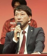 木山監督「チャレンジ」　J1岡山、新体制発表会見