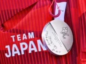 パラ表彰式、メダル点字で色識別　選手にぬいぐるみも贈呈