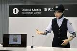 「大阪メトロがロボット接客　乗り換え案内、梅田で実験」の画像1