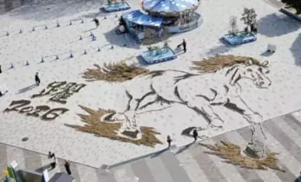 駆け抜ける馬の地上絵、茨城　観覧車から眺望