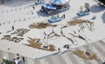 駆け抜ける馬の地上絵、茨城　観覧車から眺望