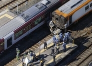 近鉄特急と接触、車炎上1人死亡　京都・精華の踏切