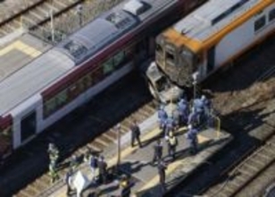 近鉄特急列車と車衝突、京都　精華町の踏切で、けが人なし