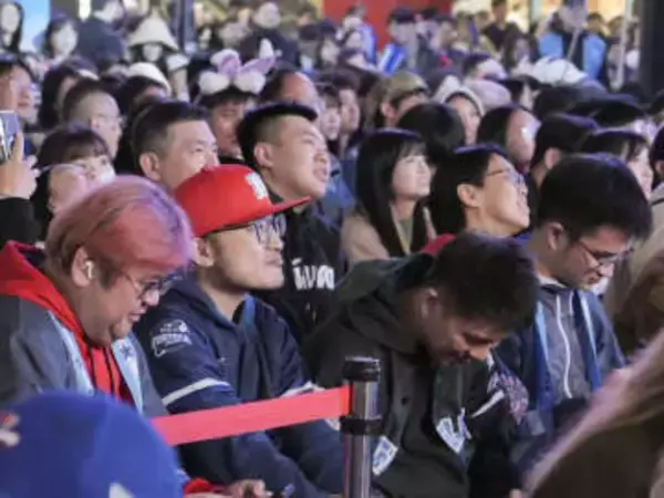 満塁弾にのけぞる台湾ファン　台北繁華街で野外観戦