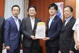 「マグロ漁獲増交渉再開を　自民、農相に決議書提出」の画像1