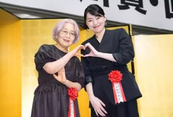 小砂川さん「泥くさく愚直に」　芥川、直木賞の贈呈式