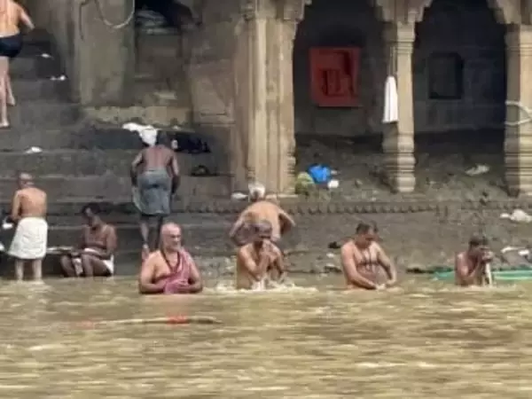 サンタ帽の沐浴で騒ぎに、インド　ガンジス川、日本人旅行者か