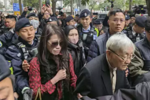 懲役20年の量刑に、表情変えず　リンゴ日報創業者、手を振り退廷