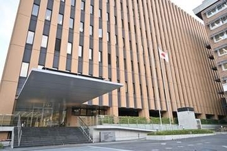 山梨県議、証明写真機で小便か　72歳、任意で事情聴取
