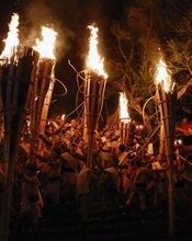 京都・鞍馬山で秋の火祭　闇夜を焦がすたいまつの炎