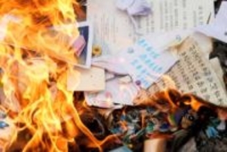 香港、火災死者の魂供養　追悼メッセージたき上げ