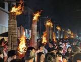 「夏の富士山、炎で幕引き　「吉田の火祭り」麓ともす」の画像1