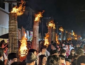 夏の富士山、炎で幕引き　「吉田の火祭り」麓ともす