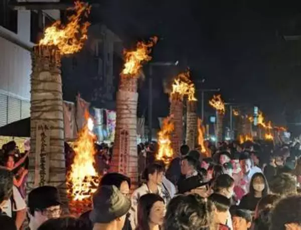 夏の富士山、炎で幕引き　「吉田の火祭り」麓ともす
