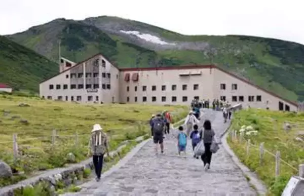 立山・室堂のレトロホテル宿泊営業終了　赤い屋根、登山の道しるべにも