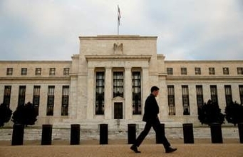 FRB、金利据え置きか　米中間選挙間近の開催