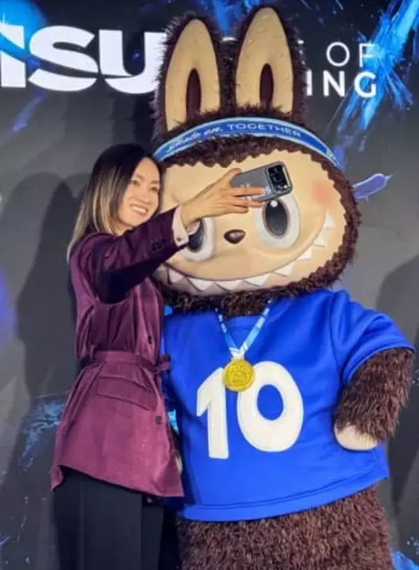 荒川静香さん、「ラブブ」と共演　ISUブースにゲスト参加