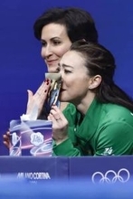 亡きクリスさんの写真掲げる　アイスダンス元日本代表の兄