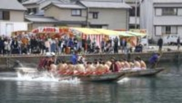 和歌山・大島で「水門祭」　水しぶき上げ櫂伝馬