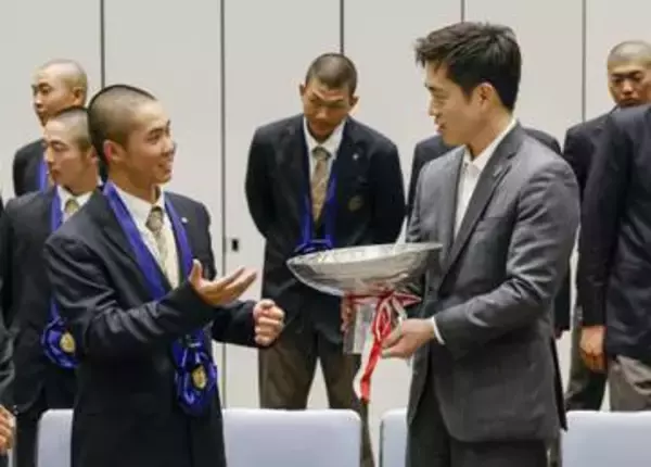 大阪桐蔭、知事に選抜優勝を報告　「夏も日本一へ頑張る」