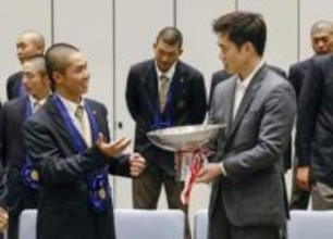 大阪桐蔭、知事に選抜優勝を報告　「夏も日本一へ頑張る」