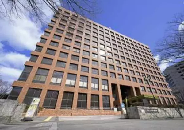 通路の箱で転倒、市に賠償命令　負傷した元臨時職員が逆転勝訴
