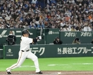 長野久義さんが引退試合　代打で中前打、右翼守備も
