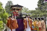 「新緑の京都で葵祭　平安装束の行列、優雅に」の画像1