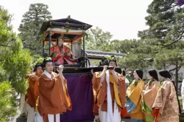 新緑の京都で葵祭　平安装束の行列、優雅に