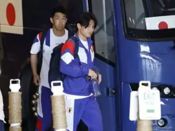 完勝の日本、練習拠点に戻る　上田はリラックスの表情