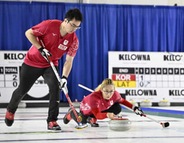 カーリング、小穴・青木組2勝目　混合の五輪最終予選1次リーグ