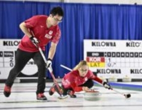 カーリング、小穴・青木組2勝目　混合の五輪最終予選1次リーグ