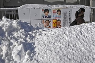 寒さと大雪「街頭演説できない」　北海道、ポスターも大幅減少