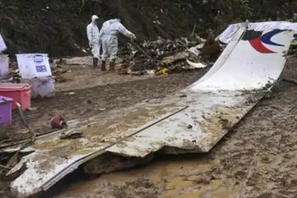 中国機墜落、燃料を故意に停止か　CNN報道、132人全員が死亡