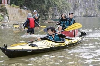 被災地熊本の子どもがカヌー体験　氷川町、川に飛び込み笑顔