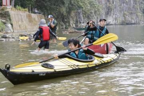 被災地熊本の子どもがカヌー体験　氷川町、川に飛び込み笑顔