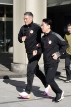 日豪防衛相が一緒にランニング　省の敷地内、絆の強さアピール