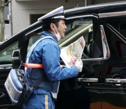 路線バスの発進妨げないで　警視庁が違反車両の取り締まり