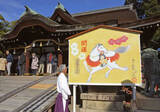 「大絵馬かけ替え新年準備、大阪　菅原道真を祭る道明寺天満宮で」の画像1