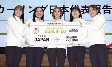 カーリング女子「しっかり準備」　ミラノ五輪出場権獲得し帰国
