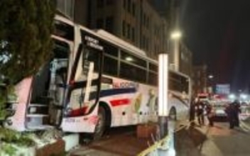 神戸でバスが建物に衝突9人負傷　関西空港発神戸三宮行き