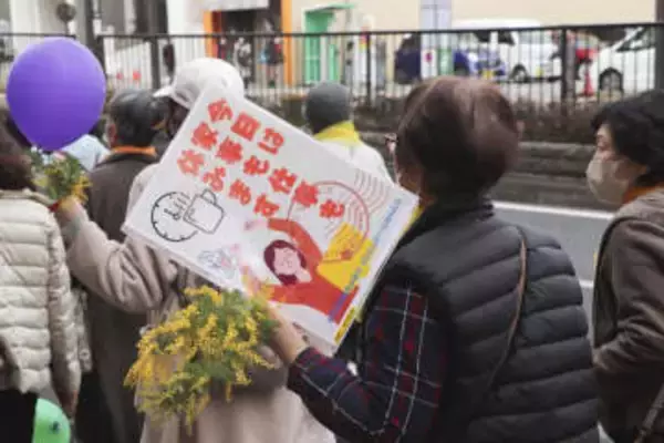 「家事も、仕事も、休みます」　女性の休日、各地で実施
