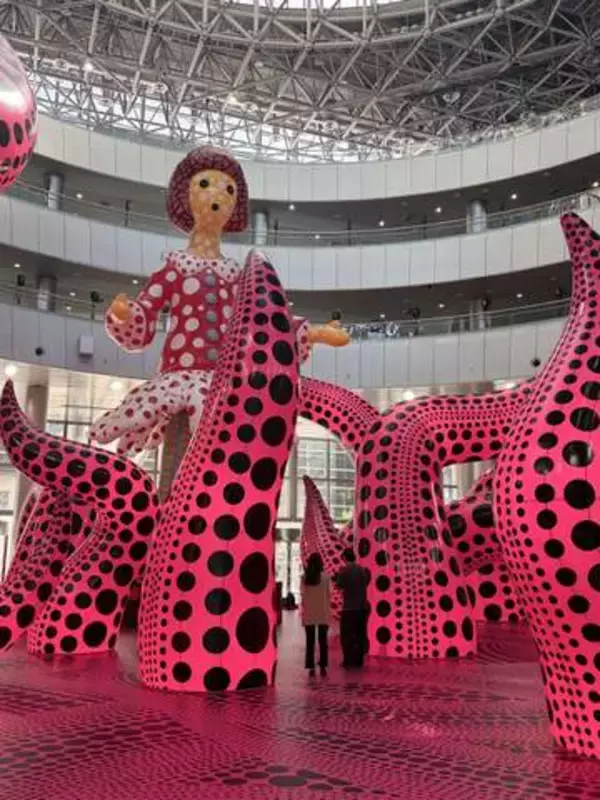 初公開の草間弥生さん作品展示　東京・台場で国際美術展